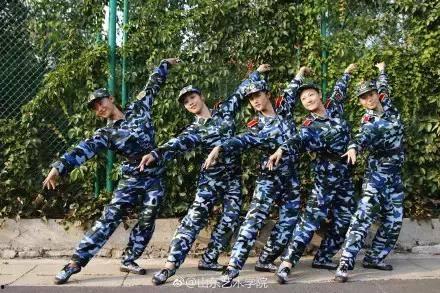 重庆军训女生跳舞吃瓜,重庆女生跳舞吃瓜，展现青春活力与欢乐瞬间