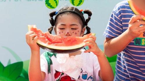 孩子吃瓜大赛,孩子吃瓜大赛欢乐上演