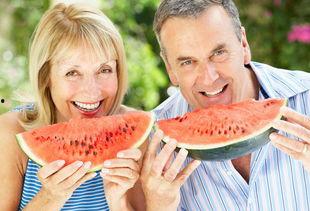 老人吃瓜图片,老人吃瓜温馨瞬间