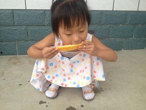 宝宝吃瓜的照片