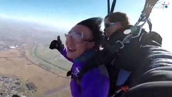 跳伞女孩吃瓜,跳伞女孩的甜蜜瓜果时光