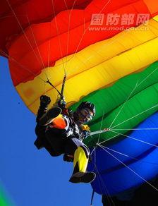 跳伞女孩吃瓜,跳伞女孩的甜蜜瓜果时光